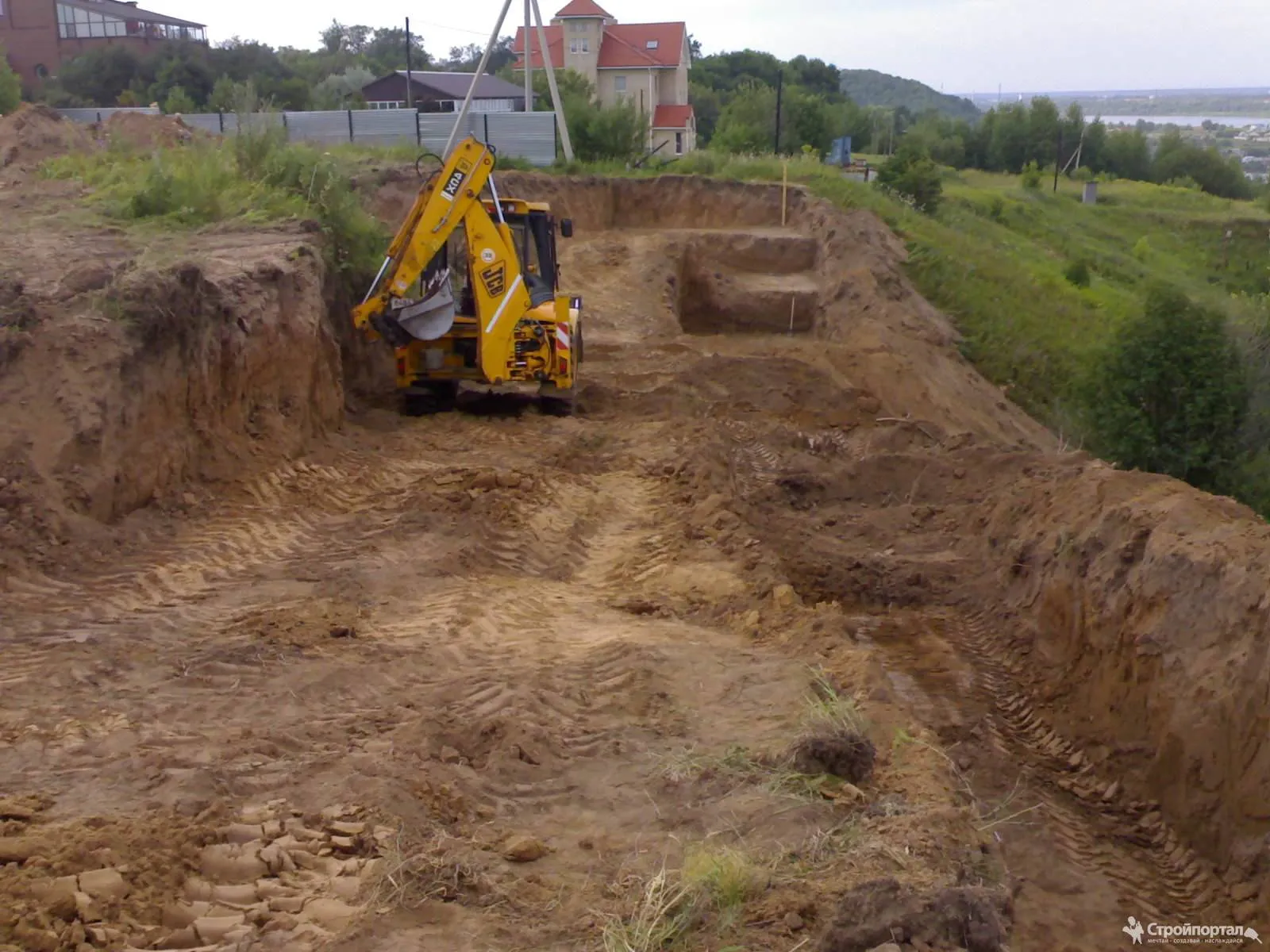 Рытьё котлованов в Москве и области — точно по проекту, с гарантией